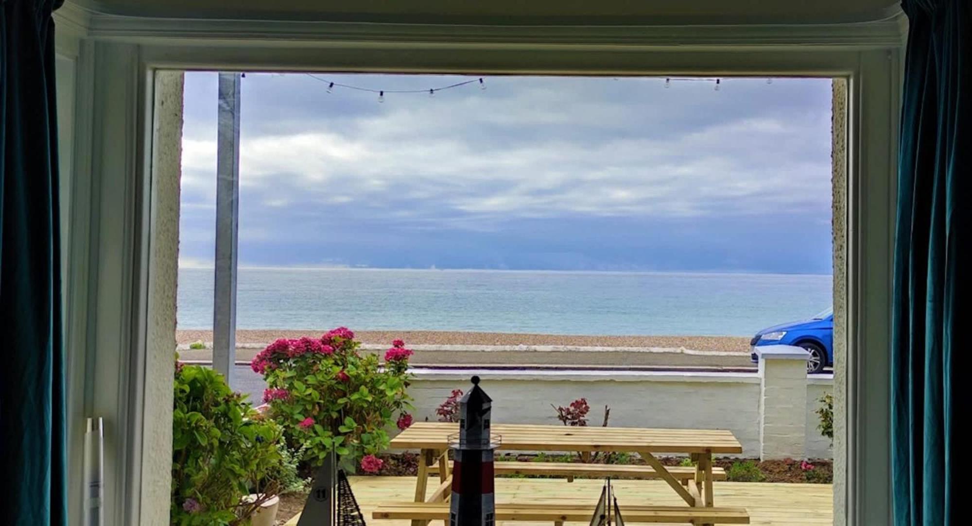 Absolute Beachfront With Decked Garden Oasis And Views Bognor Regis Bagian luar foto