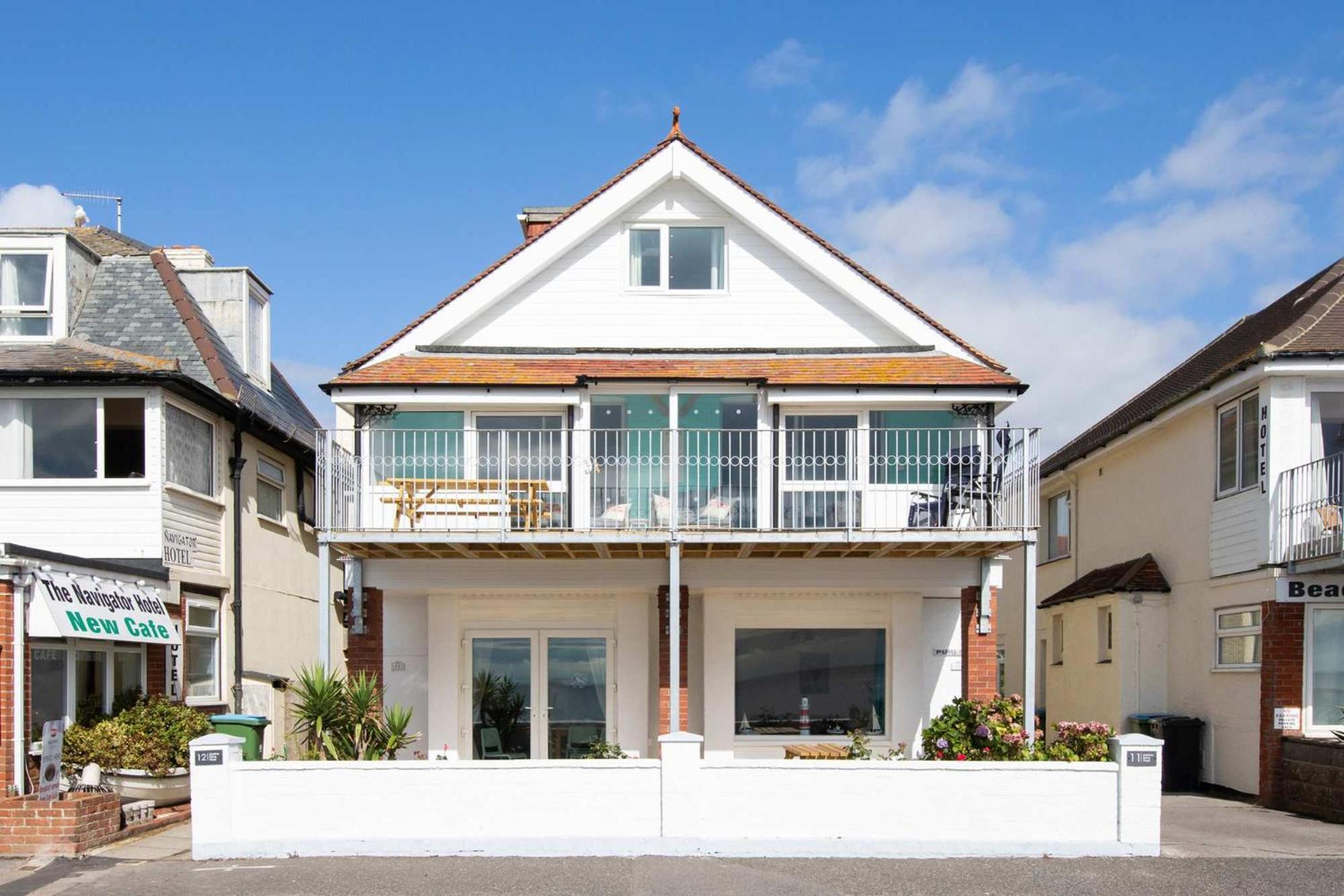 Absolute Beachfront With Decked Garden Oasis And Views Bognor Regis Bagian luar foto